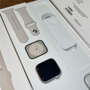 Apple Watch Series 8 41mm GPS in Aluminum Starlight